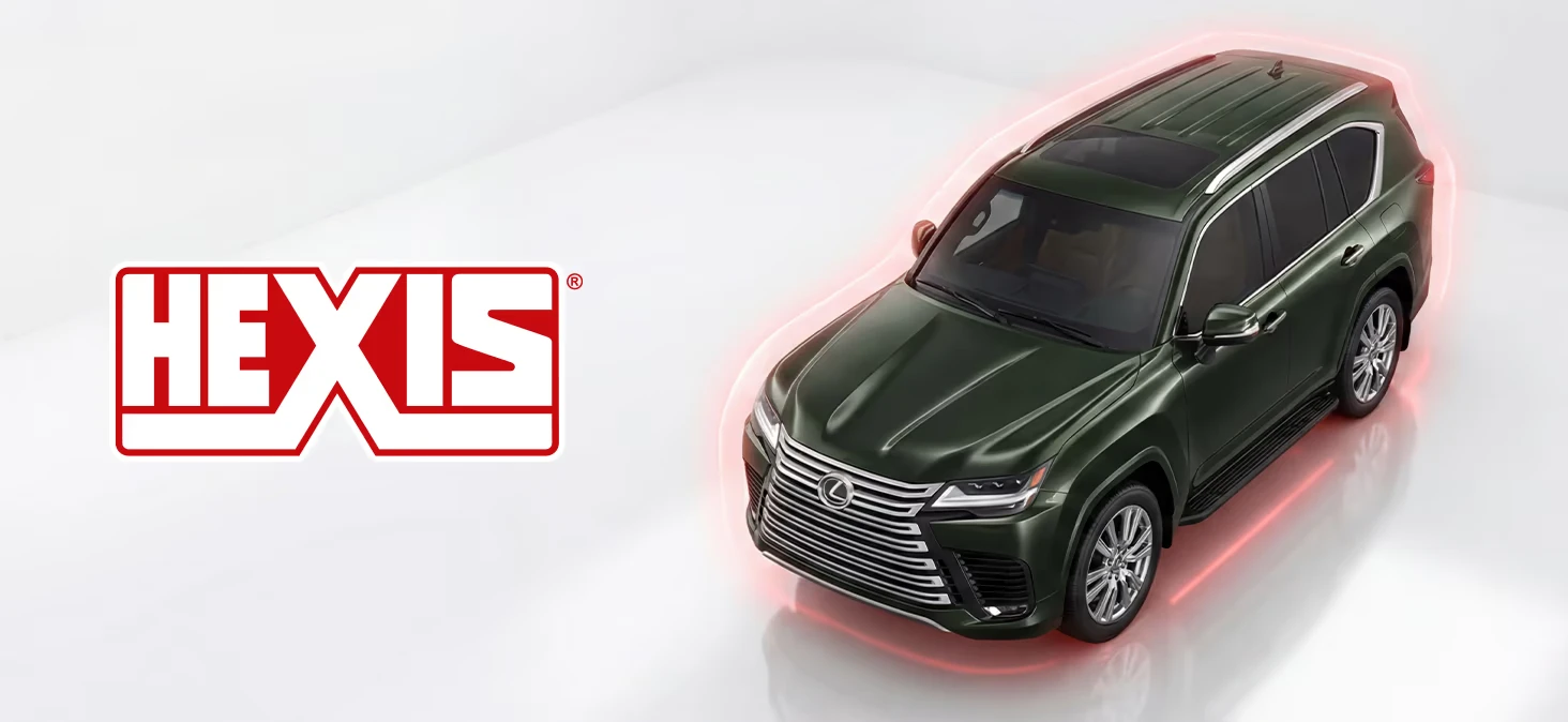 شريك HEXIS الرسمي في الدمام – اسار أوتو | حماية طلاء لكزس بأفضل خامات عالمية لكزس LX خضراء داكنة محاطة بهالة حمراء بجانب شعار HEXIS في إعلان اسار أوتو بالدمام.