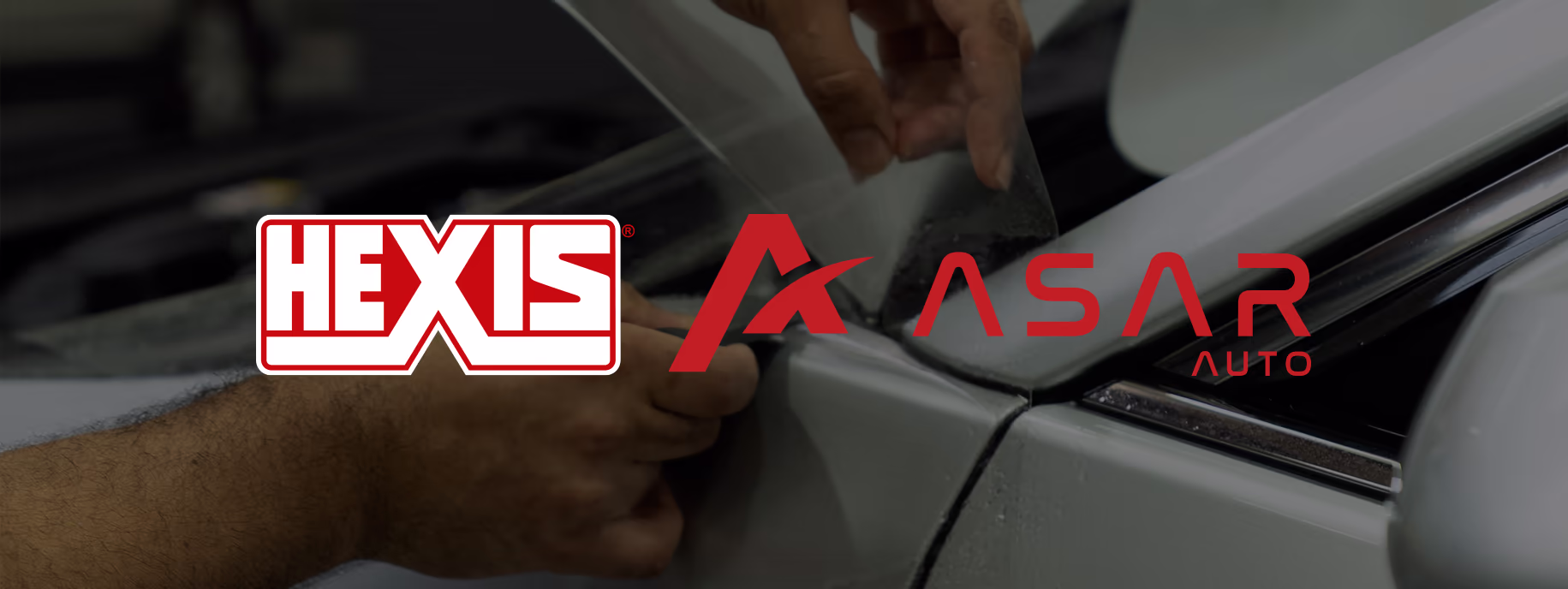 لماذا يعتمد اسار أوتو على HEXIS في الدمام؟ | الشراكة الرسمية لأفضل PPF في السعودية شعار HEXIS وشعار اسار أوتو فوق خلفية تظهر فنياً يركب فيلم حماية PPF على سيارة في الورشة.