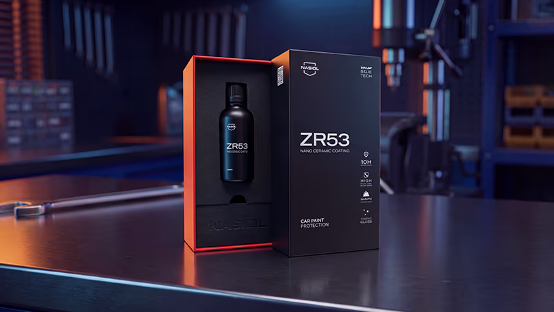 تقنية Nano Ceramic في الدمام – اسار أوتو | طلاء ZR53 لحماية طلاء السيارة منتج NASIOL ZR53 Nano Ceramic Coating في علبته الفاخرة على طاولة داخل ورشة متخصصة.