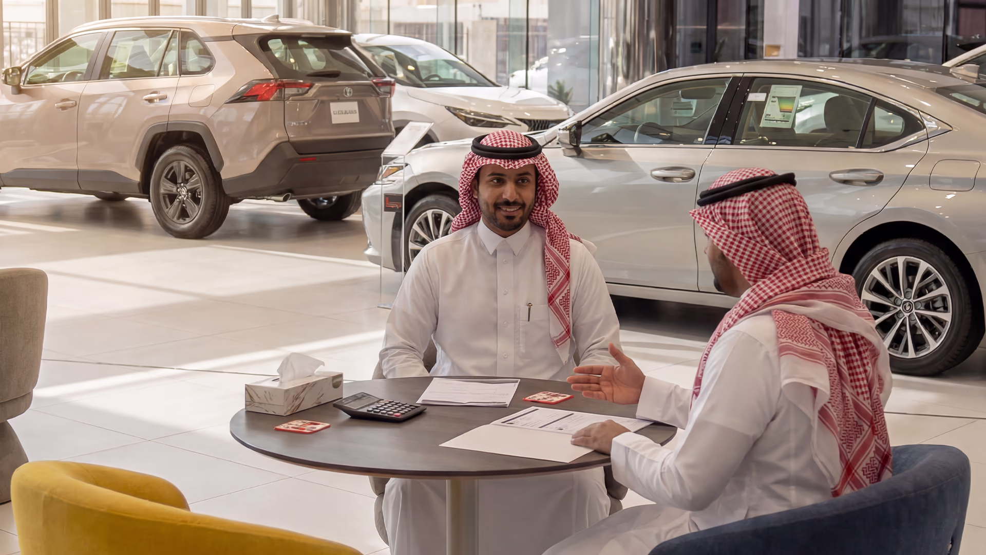 AsarAuto sales advisor discussing car installment options with a customer in Dammam showroom